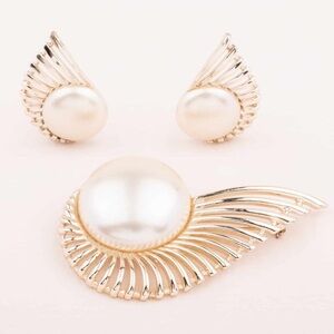 PEARL FLIGHT Sarah Coventry, Brooch & Earrings Set Mid Century Vintage 60’s 1960